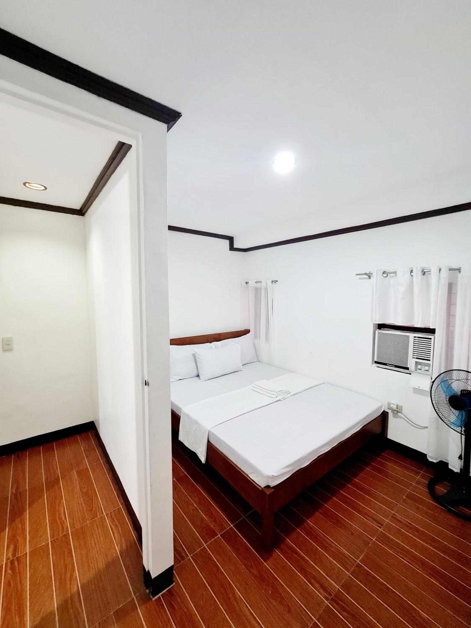 Calapan City Fully Furnished House Transient Near Xentromall L39 Buitenkant foto